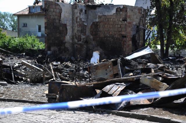 W pożarze budynku socjalnego, który wybuchł w sobotę, doszczętnie spłonęło 14 mieszkań. Fot. Łukasz Szełemej [Radio Szczecin] Nie zostaną bez dachu nad głową [ZDJĘCIA]