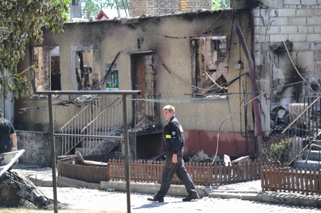W pożarze budynku socjalnego, który wybuchł w sobotę, doszczętnie spłonęło 14 mieszkań. Fot. Łukasz Szełemej [Radio Szczecin] Nie zostaną bez dachu nad głową [ZDJĘCIA]