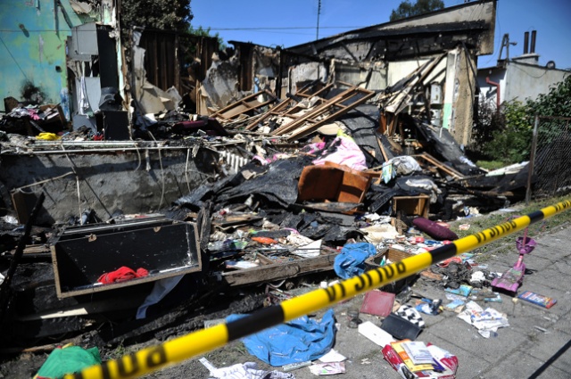 W pożarze budynku socjalnego, który wybuchł w sobotę, doszczętnie spłonęło 14 mieszkań. Fot. Łukasz Szełemej [Radio Szczecin] Nie zostaną bez dachu nad głową [ZDJĘCIA]