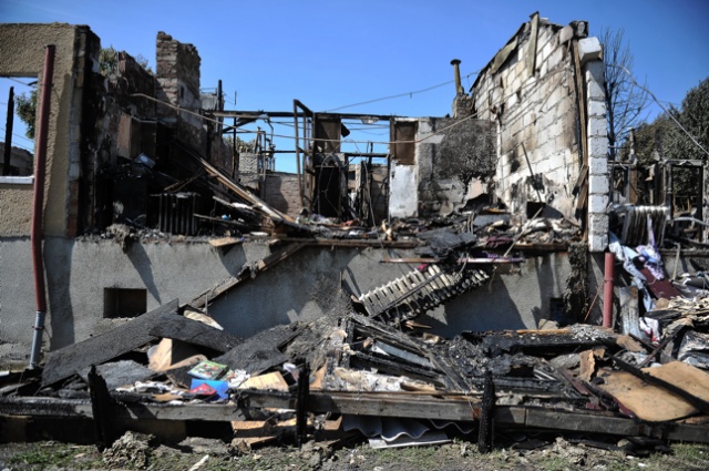 W pożarze budynku socjalnego, który wybuchł w sobotę, doszczętnie spłonęło 14 mieszkań. Fot. Łukasz Szełemej [Radio Szczecin] Nie zostaną bez dachu nad głową [ZDJĘCIA]