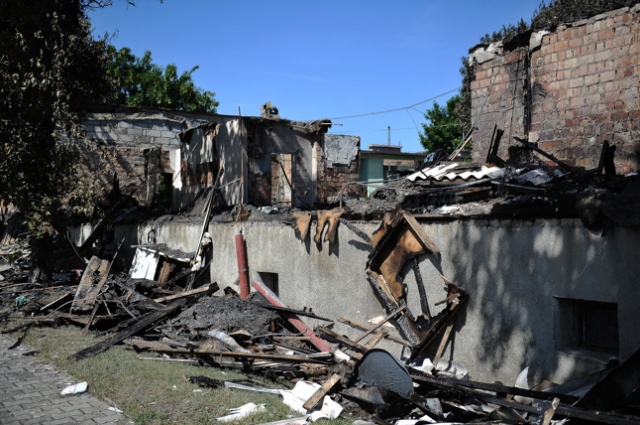 W pożarze budynku socjalnego, który wybuchł w sobotę, doszczętnie spłonęło 14 mieszkań. Fot. Łukasz Szełemej [Radio Szczecin] Nie zostaną bez dachu nad głową [ZDJĘCIA]
