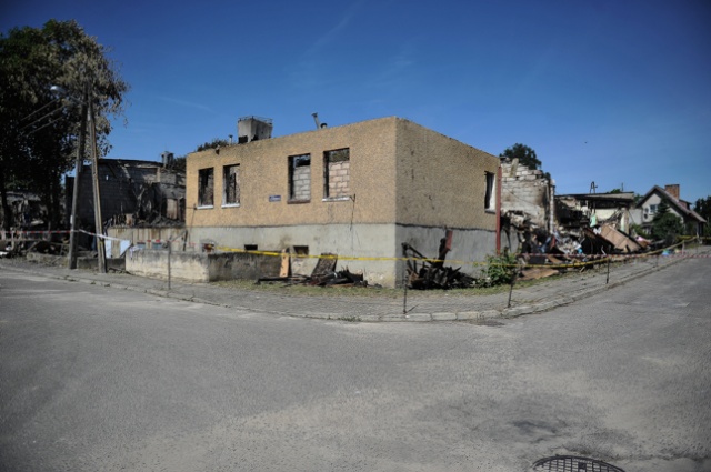 W pożarze budynku socjalnego, który wybuchł w sobotę, doszczętnie spłonęło 14 mieszkań. Fot. Łukasz Szełemej [Radio Szczecin] Nie zostaną bez dachu nad głową [ZDJĘCIA]