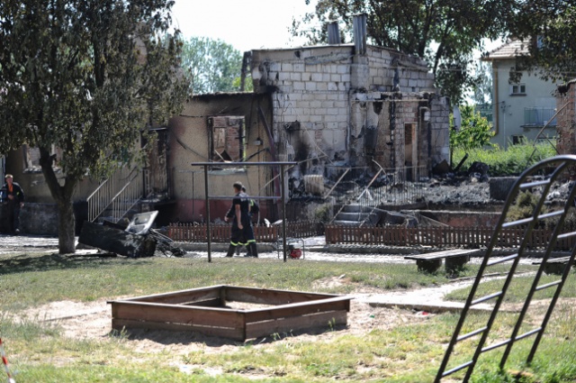 W pożarze budynku socjalnego, który wybuchł w sobotę, doszczętnie spłonęło 14 mieszkań. Fot. Łukasz Szełemej [Radio Szczecin] Nie zostaną bez dachu nad głową [ZDJĘCIA]