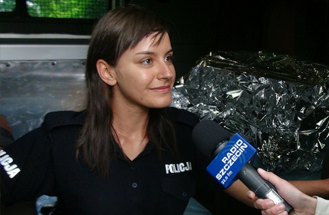 Policjantka Karolina Jałtoszuk wskoczyła do wody aby ratować dzieci. Fot. Piotr Sawiński [Radio Szczecin] Dzieci topiły się na Gontynce [NOWE, ZDJĘCIA, WIDEO]