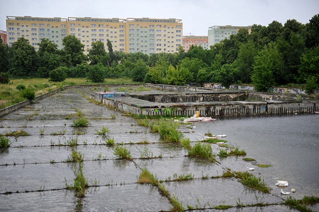 Teraz ma być już bezpiecznie - basen na Gontynce w Szczecinie będzie ogrodzony a studzienki zasłonięte. Fot. Łukasz Szełemej [Radio Szczecin] To się nie może powtórzyć. Miasto zabezpieczy teren [ZDJĘCIA]