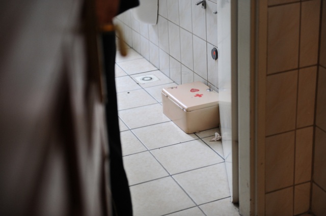 W gmachu przy ul. Kaszubskiej mężczyzna próbował powiesić się w toalecie. Fot. Łukasz Szełemej [Radio Szczecin] Chciał powiesić się w sądzie [NOWE, ZDJĘCIA]