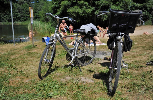 Mieszkańcy Szczecina i okolic często wybierają też plażę nad jeziorem w Blankensee. Fot. Łukasz Szełemej [Radio Szczecin] Ze Szczecina na plażę do Niemiec [ZDJĘCIA]