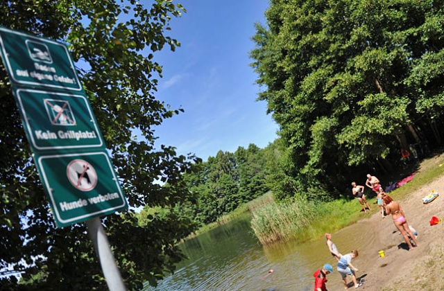 Mieszkańcy Szczecina i okolic często wybierają też plażę nad jeziorem w Blankensee. Fot. Łukasz Szełemej [Radio Szczecin] Ze Szczecina na plażę do Niemiec [ZDJĘCIA]