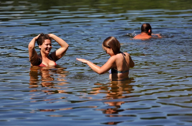 Mieszkańcy Szczecina i okolic często wybierają też plażę nad jeziorem w Blankensee. Fot. Łukasz Szełemej [Radio Szczecin] Ze Szczecina na plażę do Niemiec [ZDJĘCIA]