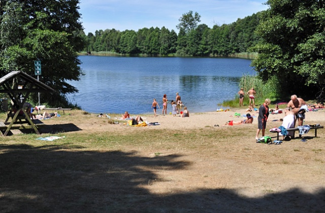 Mieszkańcy Szczecina i okolic często wybierają też plażę nad jeziorem w Blankensee. Fot. Łukasz Szełemej [Radio Szczecin] Ze Szczecina na plażę do Niemiec [ZDJĘCIA]