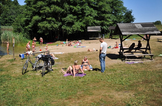 Mieszkańcy Szczecina i okolic często wybierają też plażę nad jeziorem w Blankensee. Fot. Łukasz Szełemej [Radio Szczecin] Ze Szczecina na plażę do Niemiec [ZDJĘCIA]