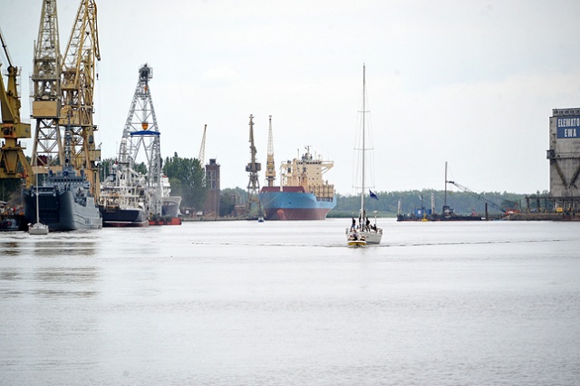 Pierwszy jacht ścigający się w regatach The Tall Ships Races jest już w Szczecinie. To "Galaxy" z Łotwy. Fot. Łukasz Szełemej [Radio Szczecin] Przypłynął pierwszy jacht. Czekamy na pozostałe [ZDJĘCIA]