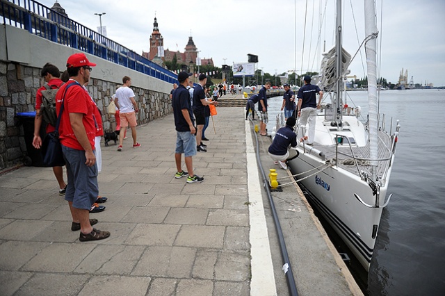 Pierwszy jacht ścigający się w regatach The Tall Ships Races jest już w Szczecinie. To "Galaxy" z Łotwy. Fot. Łukasz Szełemej [Radio Szczecin] Przypłynął pierwszy jacht. Czekamy na pozostałe [ZDJĘCIA]