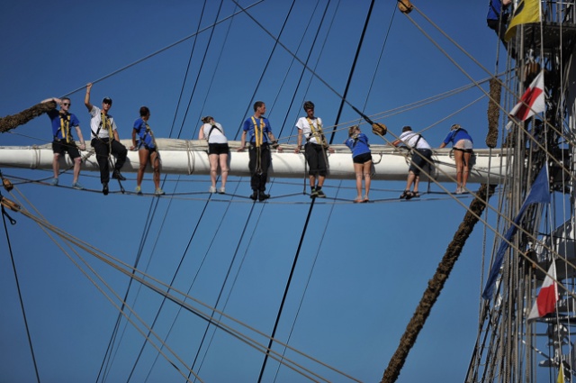 Kolejne żaglowce ścigające się w regatach The Tall Ships Races cumują przy nabrzeżu Wałów Chrobrego w Szczecinie. Fot. Łukasz Szełemej [Radio Szczecin] Wielki Norweg już na Wałach [ZDJĘCIA, WIDEO]