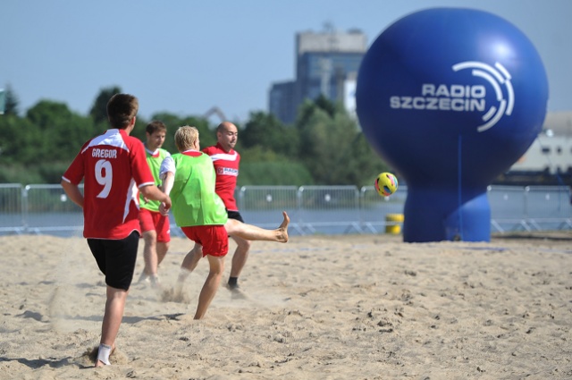 Baltic Radio Cup to coroczny turniej piłki nożnej na plaży. W tym roku wyjątkowo odbywa się nie nad morzem, a w Szczecinie. Fot. Łukasz Szełemej [Radio Szczecin] Baltic Radio Cup: Gramy dalej [ZDJĘCIA]