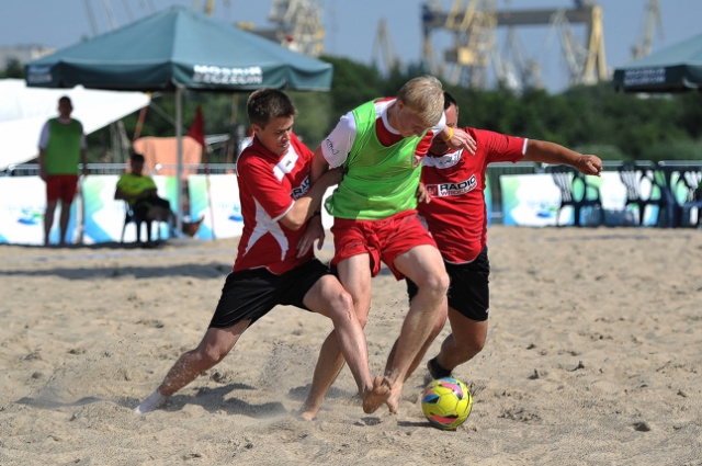 Baltic Radio Cup to coroczny turniej piłki nożnej na plaży. W tym roku wyjątkowo odbywa się nie nad morzem, a w Szczecinie. Fot. Łukasz Szełemej [Radio Szczecin] Baltic Radio Cup: Gramy dalej [ZDJĘCIA]
