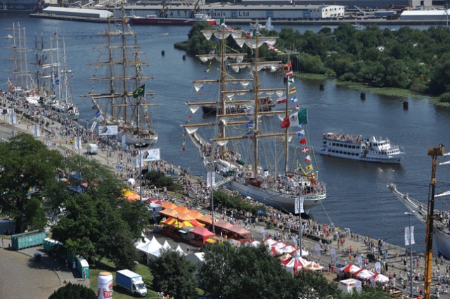 Około 100 tysięcy osób oglądało w piątek żaglowce i jachty na Wałach Chrobrego w Szczecinie. Fot. Łukasz Szełemej [Radio Szczecin] Pierwsza setka stuknęła! Tysiące turystów [DUŻO ZDJĘĆ]