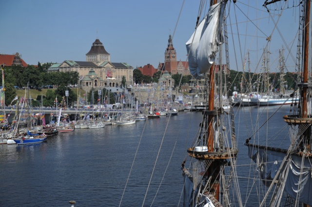 Około 100 tysięcy osób oglądało w piątek żaglowce i jachty na Wałach Chrobrego w Szczecinie. Fot. Łukasz Szełemej [Radio Szczecin] Pierwsza setka stuknęła! Tysiące turystów [DUŻO ZDJĘĆ]