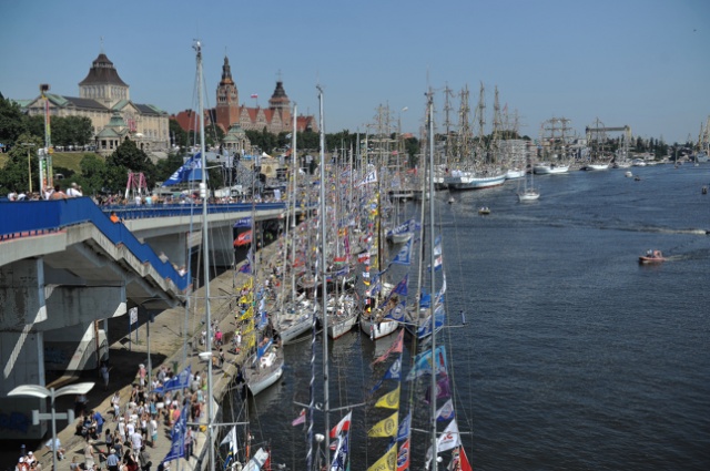 Około 100 tysięcy osób oglądało w piątek żaglowce i jachty na Wałach Chrobrego w Szczecinie. Fot. Łukasz Szełemej [Radio Szczecin] Pierwsza setka stuknęła! Tysiące turystów [DUŻO ZDJĘĆ]