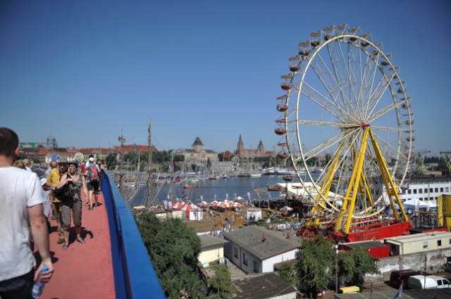 Około 100 tysięcy osób oglądało w piątek żaglowce i jachty na Wałach Chrobrego w Szczecinie. Fot. Łukasz Szełemej [Radio Szczecin] Pierwsza setka stuknęła! Tysiące turystów [DUŻO ZDJĘĆ]