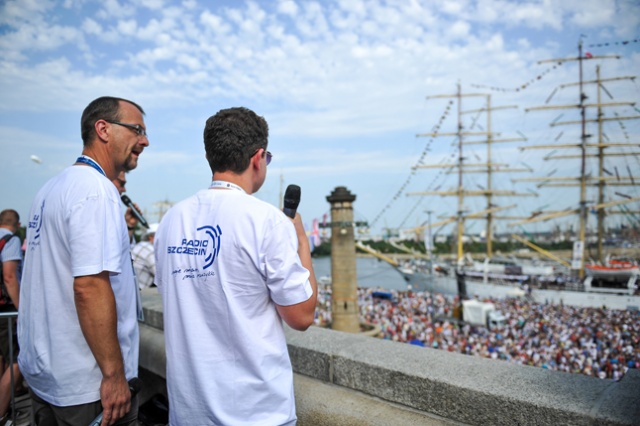 "Sailing" na tysiąc gardeł zabrzmiało na szczecińskich Wałach Chrobrego. Fot. Łukasz Szełemej [Radio Szczecin] Sailing z Radiem Szczecin zabrzmiało na Wałach [ZDJĘCIA, WIDEO, KLIP]