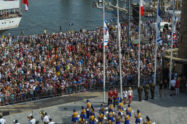 "Sailing" na tysiąc gardeł zabrzmiało na szczecińskich Wałach Chrobrego. Fot. Łukasz Szełemej [Radio Szczecin] Sailing z Radiem Szczecin zabrzmiało na Wałach [ZDJĘCIA, WIDEO, KLIP]