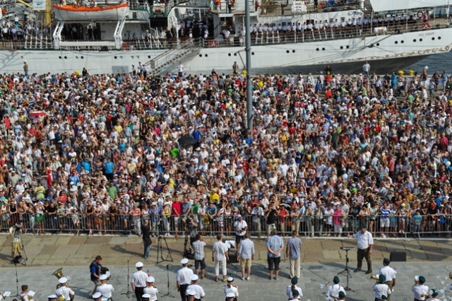 "Sailing" na tysiąc gardeł zabrzmiało na szczecińskich Wałach Chrobrego. Fot. Łukasz Szełemej [Radio Szczecin] Sailing z Radiem Szczecin zabrzmiało na Wałach [ZDJĘCIA, WIDEO, KLIP]