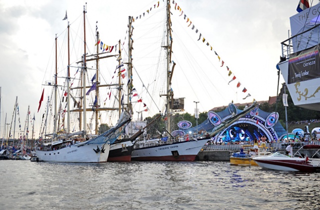 Do kolizji jachtów na Odrze dochodzi podczas finału regat The Tall Ships Races. Fot. Łukasz Szełemej [Radio Szczecin] Korki i stłuczki na... Odrze [ZDJĘCIA, WIDEO]