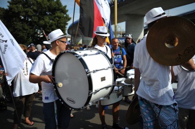 Największe widowisko finału regat The Tall Ships Races rozpoczęło się w Szczecinie. Fot. Łukasz Szełemej [Radio Szczecin] Parada żeglarzy w centrum Szczecina [DUŻO ZDJĘĆ]