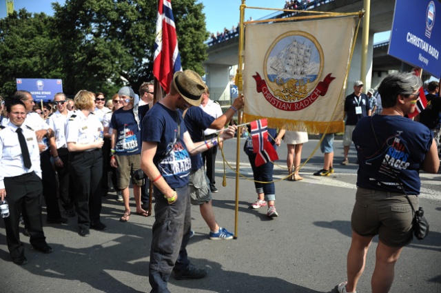 Największe widowisko finału regat The Tall Ships Races rozpoczęło się w Szczecinie. Fot. Łukasz Szełemej [Radio Szczecin] Parada żeglarzy w centrum Szczecina [DUŻO ZDJĘĆ]