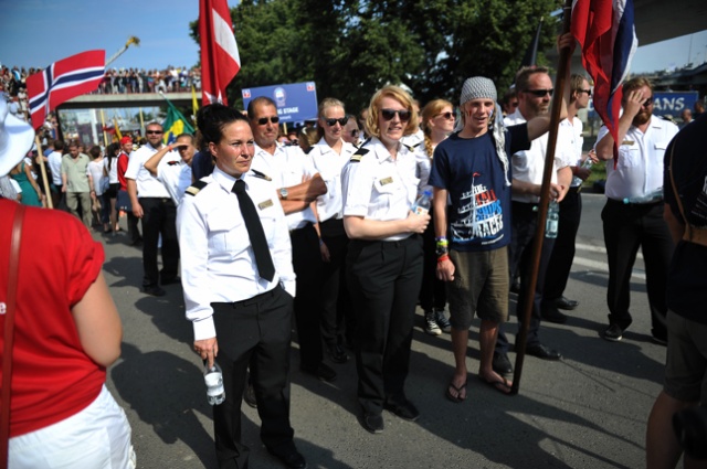 Największe widowisko finału regat The Tall Ships Races rozpoczęło się w Szczecinie. Fot. Łukasz Szełemej [Radio Szczecin] Parada żeglarzy w centrum Szczecina [DUŻO ZDJĘĆ]