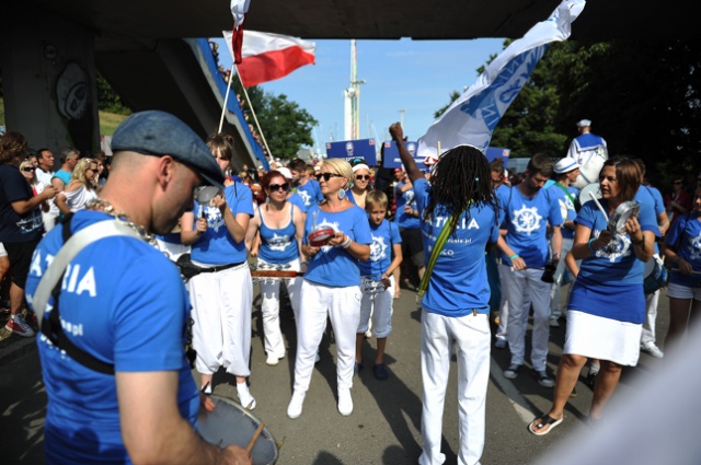 Największe widowisko finału regat The Tall Ships Races rozpoczęło się w Szczecinie. Fot. Łukasz Szełemej [Radio Szczecin] Parada żeglarzy w centrum Szczecina [DUŻO ZDJĘĆ]