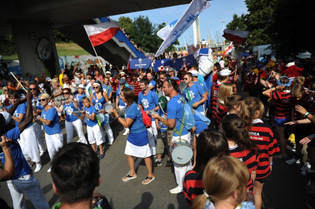 Największe widowisko finału regat The Tall Ships Races rozpoczęło się w Szczecinie. Fot. Łukasz Szełemej [Radio Szczecin] Parada żeglarzy w centrum Szczecina [DUŻO ZDJĘĆ]