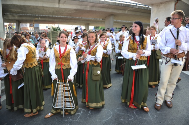 Największe widowisko finału regat The Tall Ships Races rozpoczęło się w Szczecinie. Fot. Łukasz Szełemej [Radio Szczecin] Parada żeglarzy w centrum Szczecina [DUŻO ZDJĘĆ]