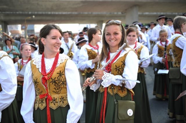 Największe widowisko finału regat The Tall Ships Races rozpoczęło się w Szczecinie. Fot. Łukasz Szełemej [Radio Szczecin] Parada żeglarzy w centrum Szczecina [DUŻO ZDJĘĆ]