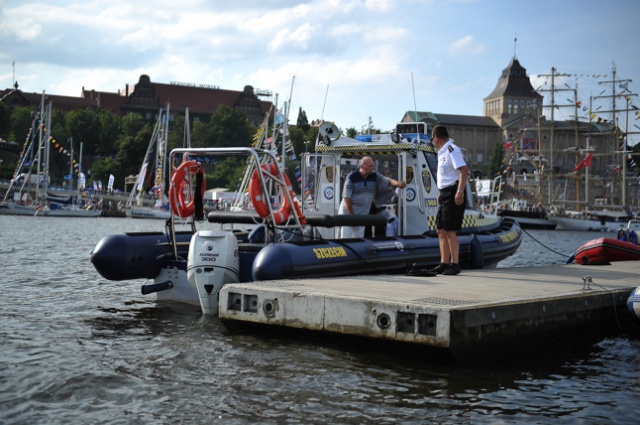 Nowoczesna łódź już w rękach szczecińskiej straży miejskiej. Fot. Łukasz Szełemej [Radio Szczecin] Strażnicy miejscy mają szybką łódkę [ZDJĘCIA]