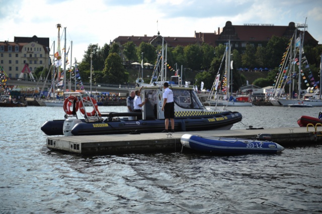 Nowoczesna łódź już w rękach szczecińskiej straży miejskiej. Fot. Łukasz Szełemej [Radio Szczecin] Strażnicy miejscy mają szybką łódkę [ZDJĘCIA]