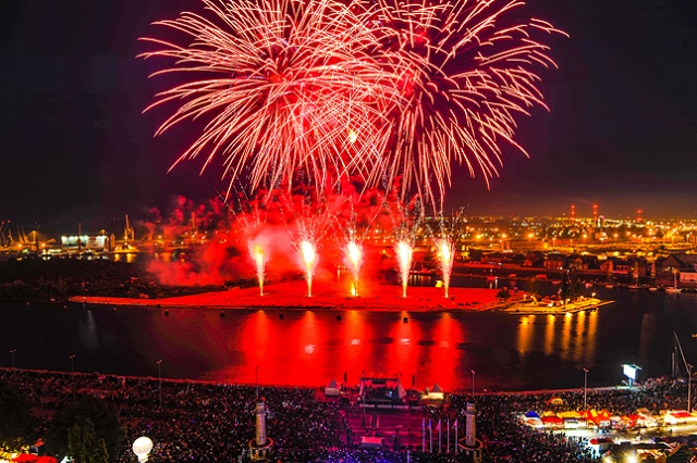 Efektownie zakończył się festiwal fajerwerków Pyromagic 2013. Fot. Łukasz Szełemej [Radio Szczecin] Austriacy pokazali najpiękniejsze fajerwerki [DUŻO ZDJĘĆ]
