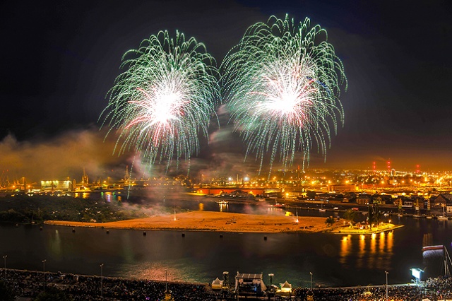 Efektownie zakończył się festiwal fajerwerków Pyromagic 2013. Fot. Łukasz Szełemej [Radio Szczecin] Austriacy pokazali najpiękniejsze fajerwerki [DUŻO ZDJĘĆ]