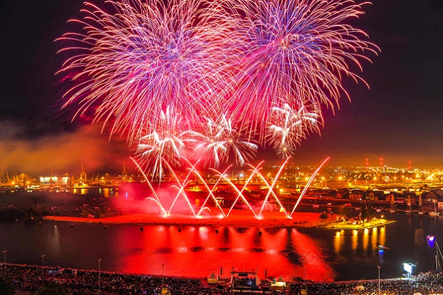 Efektownie zakończył się festiwal fajerwerków Pyromagic 2013. Fot. Łukasz Szełemej [Radio Szczecin] Austriacy pokazali najpiękniejsze fajerwerki [DUŻO ZDJĘĆ]