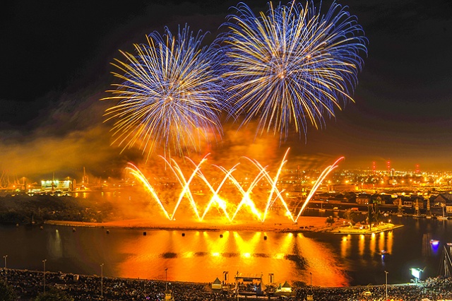 Efektownie zakończył się festiwal fajerwerków Pyromagic 2013. Fot. Łukasz Szełemej [Radio Szczecin] Austriacy pokazali najpiękniejsze fajerwerki [DUŻO ZDJĘĆ]