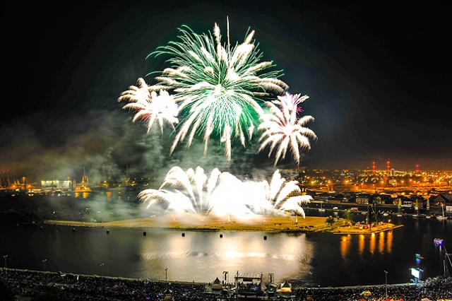 Efektownie zakończył się festiwal fajerwerków Pyromagic 2013. Fot. Łukasz Szełemej [Radio Szczecin] Austriacy pokazali najpiękniejsze fajerwerki [DUŻO ZDJĘĆ]