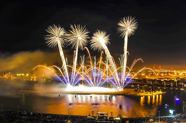 Efektownie zakończył się festiwal fajerwerków Pyromagic 2013. Fot. Łukasz Szełemej [Radio Szczecin] Austriacy pokazali najpiękniejsze fajerwerki [DUŻO ZDJĘĆ]