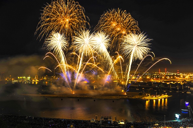 Efektownie zakończył się festiwal fajerwerków Pyromagic 2013. Fot. Łukasz Szełemej [Radio Szczecin] Austriacy pokazali najpiękniejsze fajerwerki [DUŻO ZDJĘĆ]