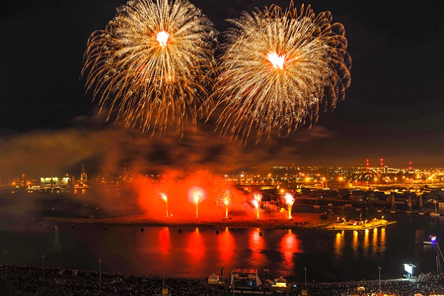 Efektownie zakończył się festiwal fajerwerków Pyromagic 2013. Fot. Łukasz Szełemej [Radio Szczecin] Austriacy pokazali najpiękniejsze fajerwerki [DUŻO ZDJĘĆ]