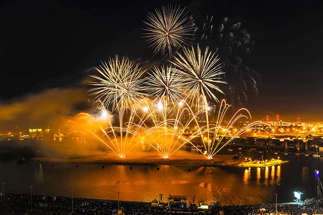 Efektownie zakończył się festiwal fajerwerków Pyromagic 2013. Fot. Łukasz Szełemej [Radio Szczecin] Austriacy pokazali najpiękniejsze fajerwerki [DUŻO ZDJĘĆ]