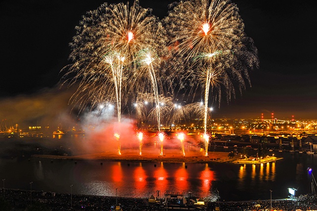 Efektownie zakończył się festiwal fajerwerków Pyromagic 2013. Fot. Łukasz Szełemej [Radio Szczecin] Austriacy pokazali najpiękniejsze fajerwerki [DUŻO ZDJĘĆ]