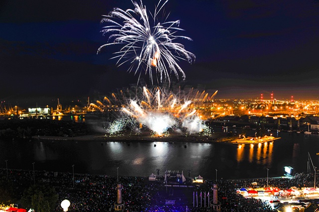 Efektownie zakończył się festiwal fajerwerków Pyromagic 2013. Fot. Łukasz Szełemej [Radio Szczecin] Austriacy pokazali najpiękniejsze fajerwerki [DUŻO ZDJĘĆ]