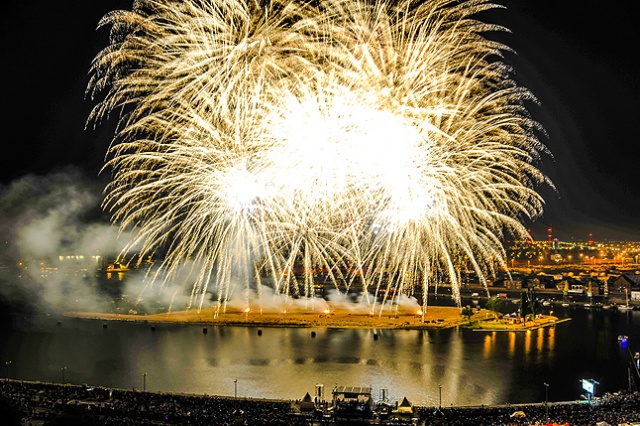 Efektownie zakończył się festiwal fajerwerków Pyromagic 2013. Fot. Łukasz Szełemej [Radio Szczecin] Austriacy pokazali najpiękniejsze fajerwerki [DUŻO ZDJĘĆ]