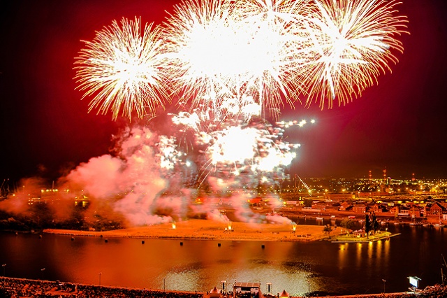Efektownie zakończył się festiwal fajerwerków Pyromagic 2013. Fot. Łukasz Szełemej [Radio Szczecin] Austriacy pokazali najpiękniejsze fajerwerki [DUŻO ZDJĘĆ]